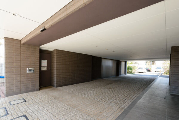 歩車分離を基本に、駐車場への車路を設けました。 歩車分離を基本に、駐車場への車路を設けました。