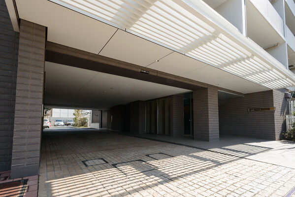 駐車場12台、自転車置き場76台、ミニバイク置き場4台を用意。 駐車場12台、自転車置き場76台、ミニバイク置き場4台を用意。