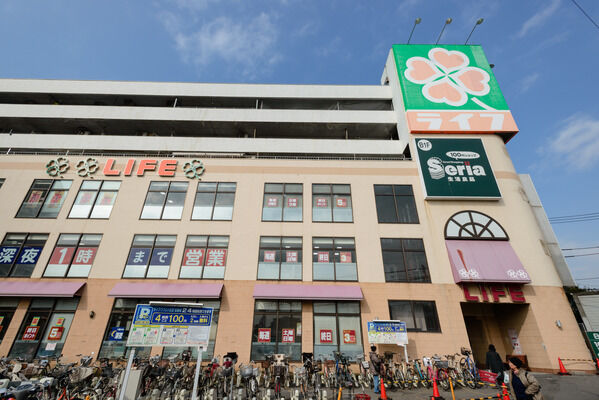 深夜1時まで営業している「ライフつつじヶ丘店」まで約150m(徒歩2分)。 深夜1時まで営業している「ライフつつじヶ丘店」まで約150m(徒歩2分)。