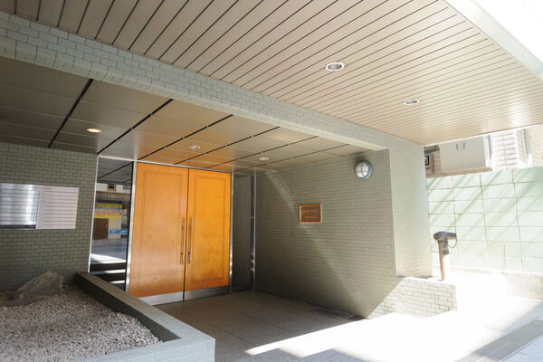 木製ドアの両脇はガラス張り。外光がほどよく差し込みます。