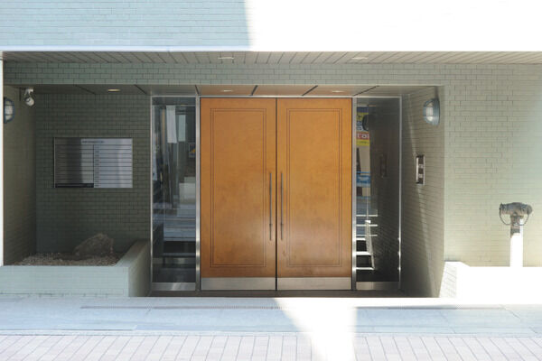 御影石や大理石で彩られたホテルライクなエントランス。