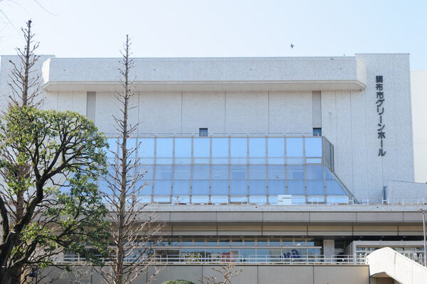 「調布グリーンホール」まで約400ｍ（徒歩5分）。