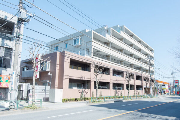 【パークホームズ鶴川】鶴川街道沿いに佇む、地上6階建てのマンションです。		