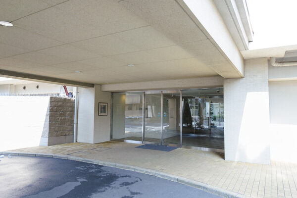 華やかなステージを予感させるホテルのような気品をたたえたエントランス。 華やかなステージを予感させるホテルのような気品をたたえたエントランス。