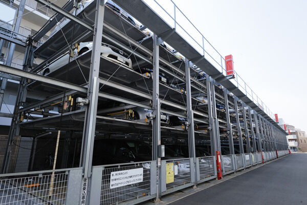 89台収容の駐車場を敷地内に設置。 89台収容の駐車場を敷地内に設置。