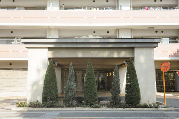 アプローチ前のシンボルツリーがエントランス前にリズムを刻みます。 アプローチ前のシンボルツリーがエントランス前にリズムを刻みます。