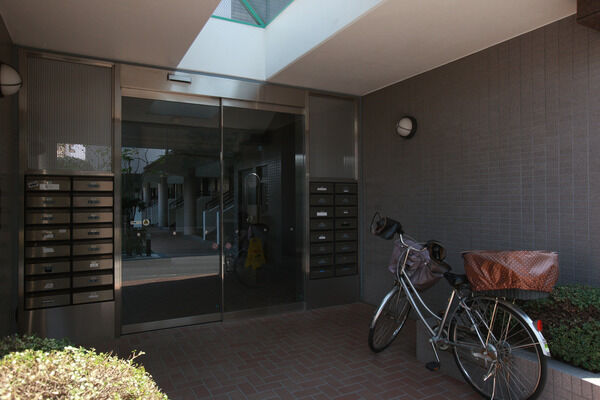 エントランスのオートロックシステムと各住戸のドアホンで二重の安全を確保。		