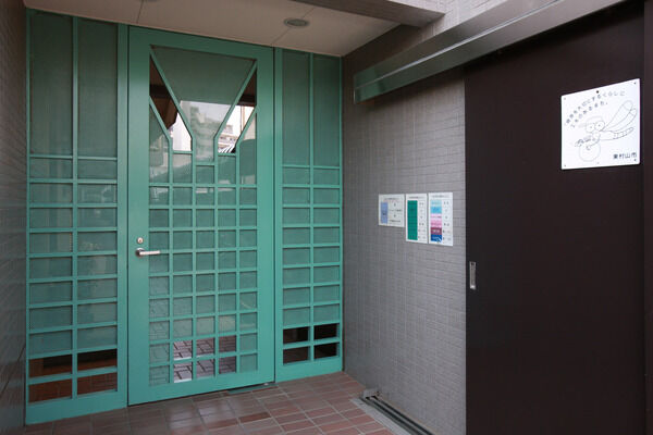 エメラルドグリーンの扉が鮮やかなサブエントランス。		