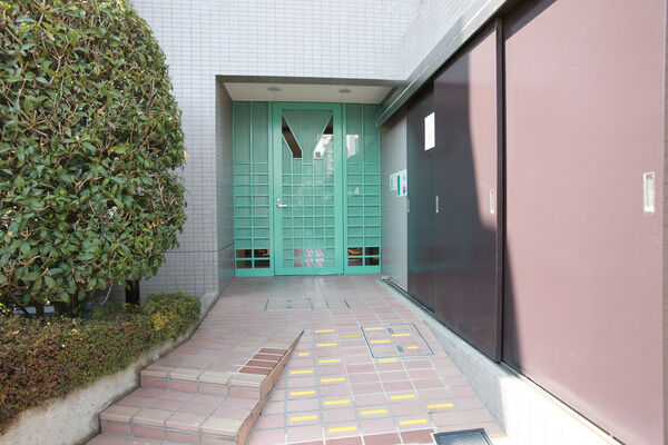 約30台収納の自転車置き場へはサブエントランスの利用が便利。		