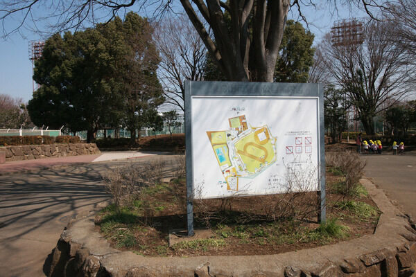 プールのある「東村山市運動公園」まで約1,400m（徒歩18分）。		