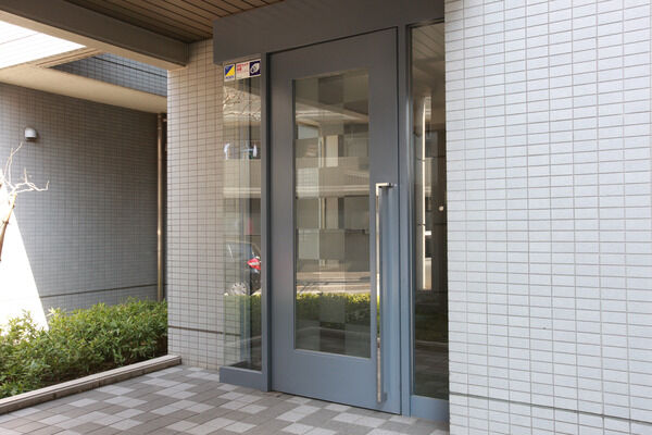 エントランスホールは、ダウンライトの淡い光が気品を醸し出します。		