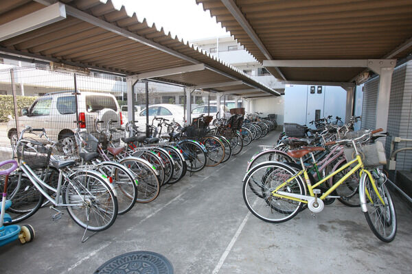 自転車置場は48台。生活の足として活躍します。		