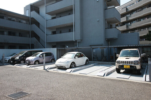 駐車場は機械式、平面式ほか、敷地外にも用意し、全戸分を確保しています。		