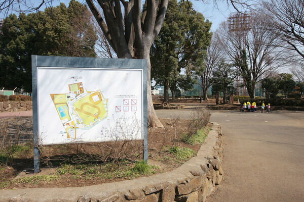 プールのある「東村山運動公園は、約2,700m。