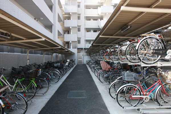 スライドラック式97台、2段式23台の駐輪場ほか、バイク置場もあります。		
