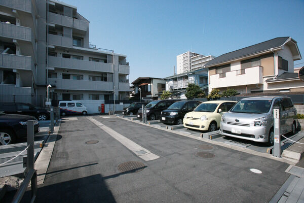 駐車場は機械式33台、平置式3台を用意。		