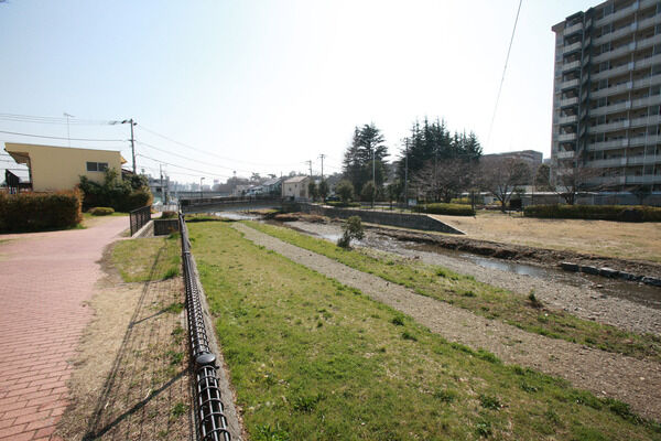 「空堀川遊歩道」は、約540m（徒歩7分）。