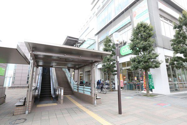 2階エントランスのあるペデストリアンデッキへ通じる入り口。