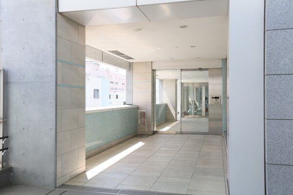 エントランスが奥まっているため、入居者の出入りにも配慮した安心の設計。