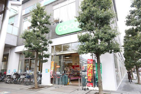 「コープ東村山駅前店」は約80m（徒歩1分）。