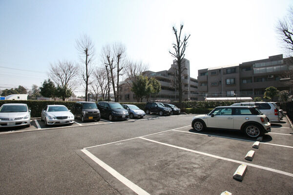 ピット式２段駐車場を配置し、61台分を確保しています。		