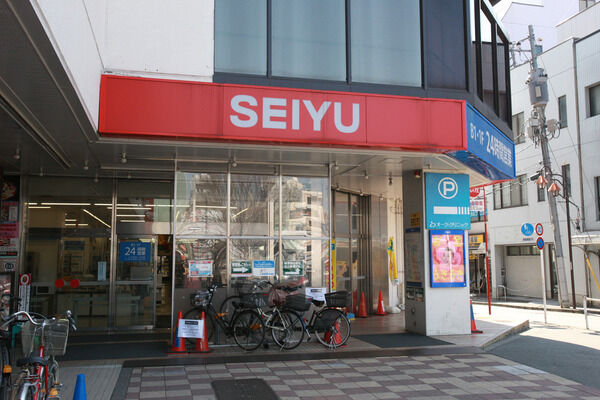 生活用品がそろう「西友久米川店」は約980m（徒歩13分）。		