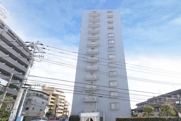 【国分寺南町パークホームズ】ブルーグレイのタイルで仕上げた外壁が、高級感を演出。		