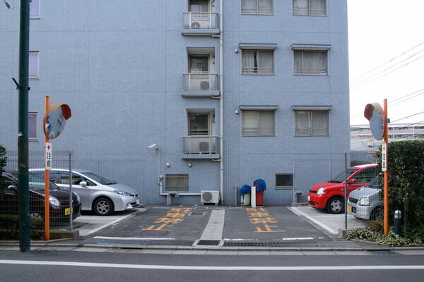 人と車の通りを分けた安全性の高いゾーニング。25台分の駐車場を用意しています。		