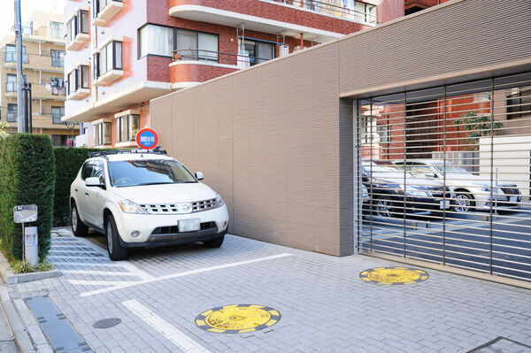 13台収容の駐車場には、リモコン式シャッターゲートを設置。