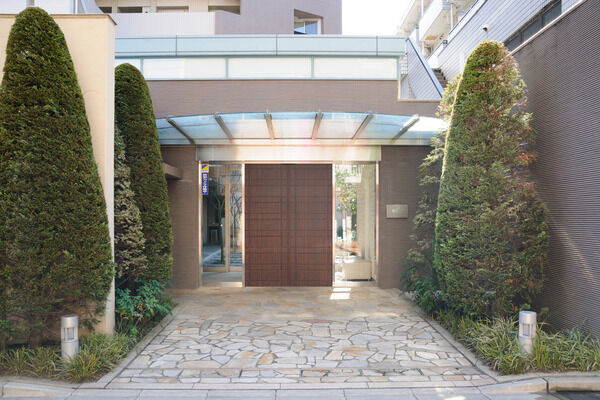 キャノピーを配したエントランスアプローチ。