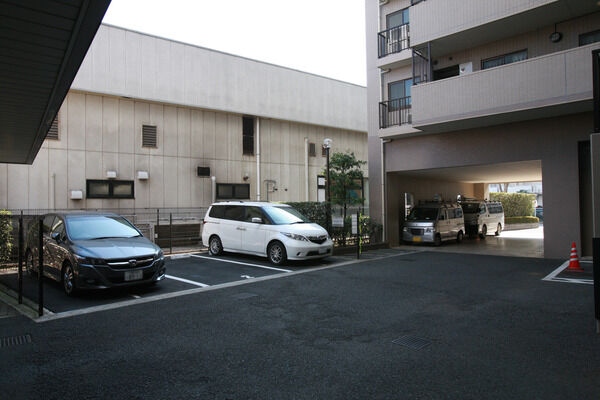 歩車分離の安全設計。14台収容の駐車場。車は専用のスロープで駐車場へ。		