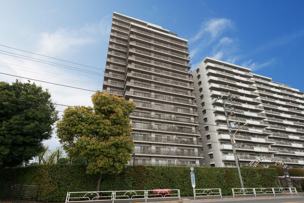 【インペリアル東久留米】背の高い植栽で敷地を囲い、低層部のプライバシーに配慮しました。 【インペリアル東久留米】背の高い植栽で敷地を囲い、低層部のプライバシーに配慮しました。