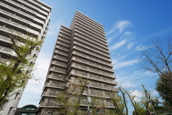 【インペリアル東久留米】横のラインを多用し、圧迫感を感じさせないファサードデザイン。 【インペリアル東久留米】横のラインを多用し、圧迫感を感じさせないファサードデザイン。