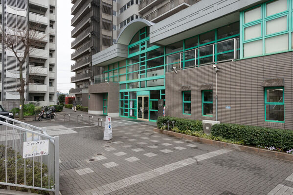 グリーンのアクセントが鮮やかな、コミュニティセンター。