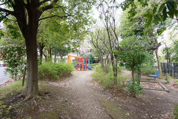 カラフルな遊具と緑豊かな「八幡第4緑地」は、約80m（徒歩1分）。