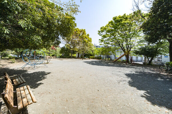 鶴ヶ峰公園　現地より約30m