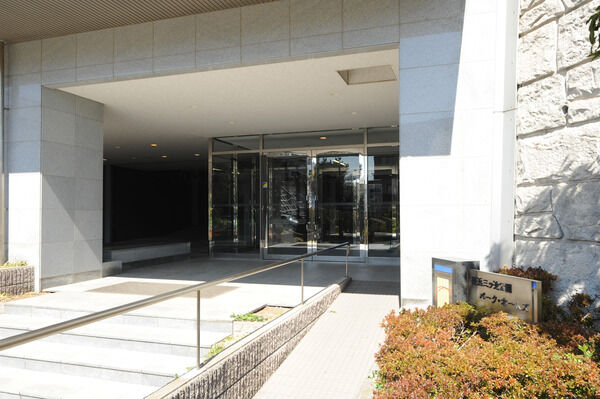 【横浜三ツ池公園パークホームズ】エントランス脇にホテルライクな車寄せを設置。雨に濡れずに乗り降りできます。		 【横浜三ツ池公園パークホームズ】エントランス脇にホテルライクな車寄せを設置。雨に濡れずに乗り降りできます。