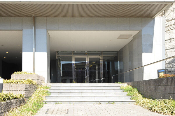 【横浜三ツ池公園パークホームズ】格調高いエントランス。フロントガーデンが訪れる人を優しくエスコートします。		 【横浜三ツ池公園パークホームズ】格調高いエントランス。フロントガーデンが訪れる人を優しくエスコートします。