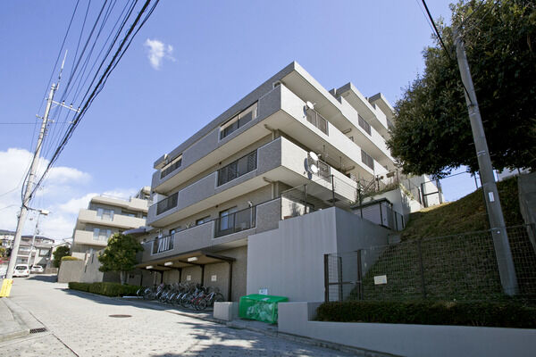 【菊名パークホームズ四番館】お洒落な雰囲気を醸し出す、エントランスドア。		 【菊名パークホームズ四番館】お洒落な雰囲気を醸し出す、エントランスドア。