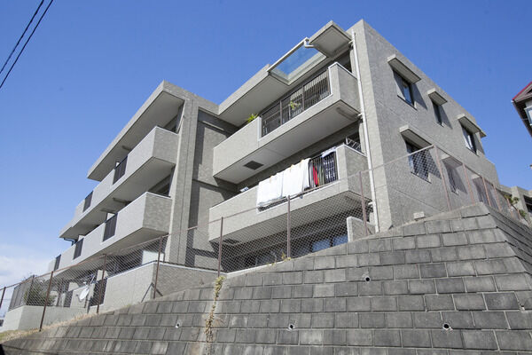 【菊名パークホームズ四番館】レンガ調のタイルで作られた階段は、デザイン性の高さを強調している。		 【菊名パークホームズ四番館】レンガ調のタイルで作られた階段は、デザイン性の高さを強調している。