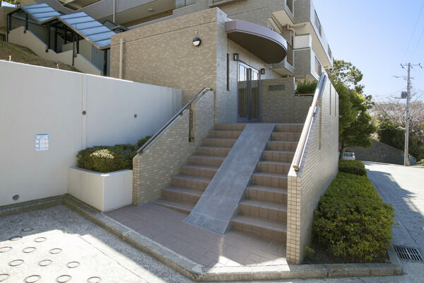 傾斜に設計されており、それぞれ眺望が望める。		