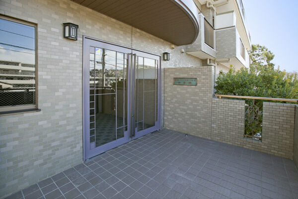 建物を緑あふれる植栽が囲み、癒しを与えている。		