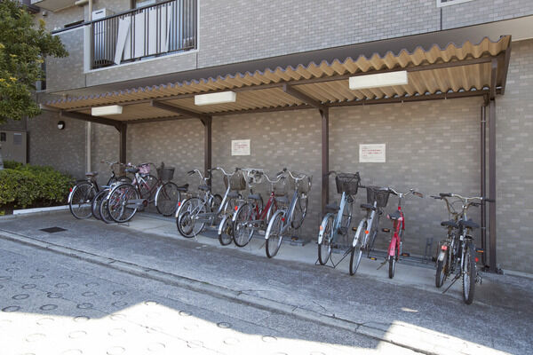 落ち着きある雰囲気を醸し出すマンション外観。		