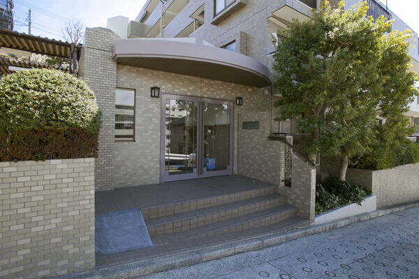 雁行設計の建物は、日当たりが良く、眺望を望むことができる。		