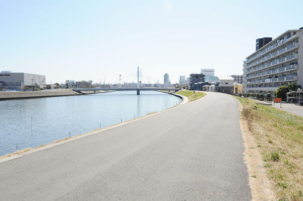 「鶴見川」に沿ってサイクリングロードが整備されています。