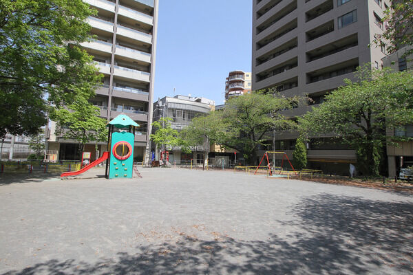 東口駅前通り公園　現地より約30m