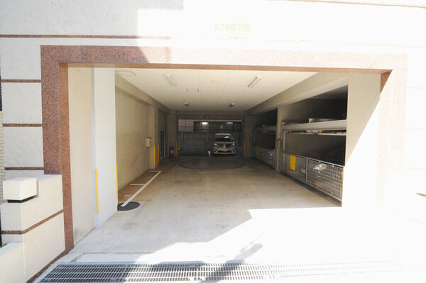 建物内に設けられた、機械式自動車駐車場は、12台収容。