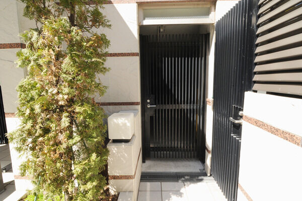 駐輪場への入口にも黒い扉を使用し、高級感を感じさせる。		