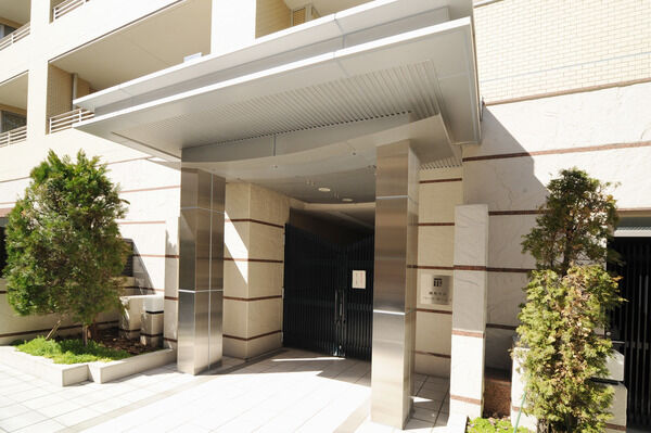 エントランス横には緑鮮やかな植栽が設け、癒しを与えている。		