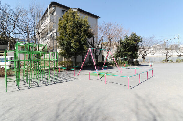 たくさんの桜の木がある「本山前桜公園」は、約200m（徒歩3分）。